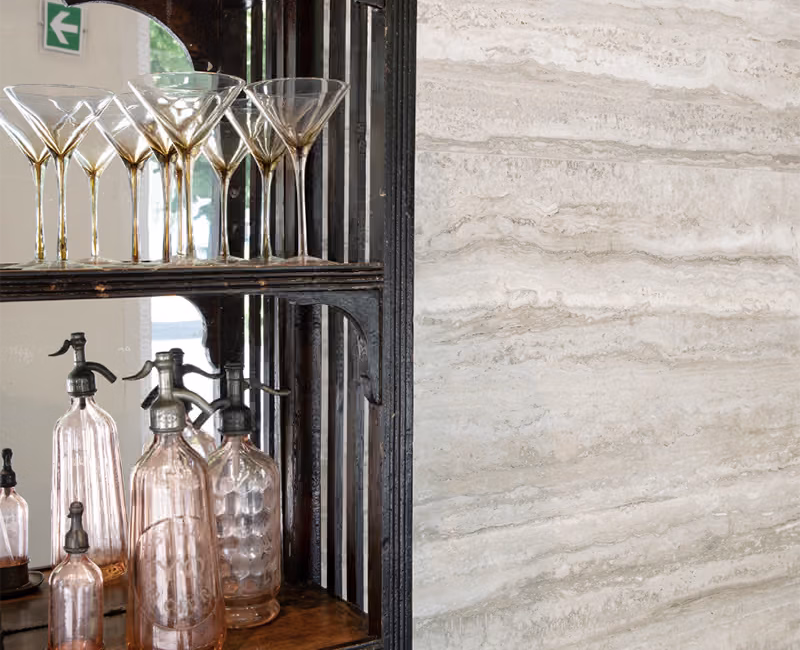 Широкоформатна керамогранітна плита Marazzi Grande Stone Look Travertino Silver 3D — фото 5 — MAS — Modern Acrylic Stone